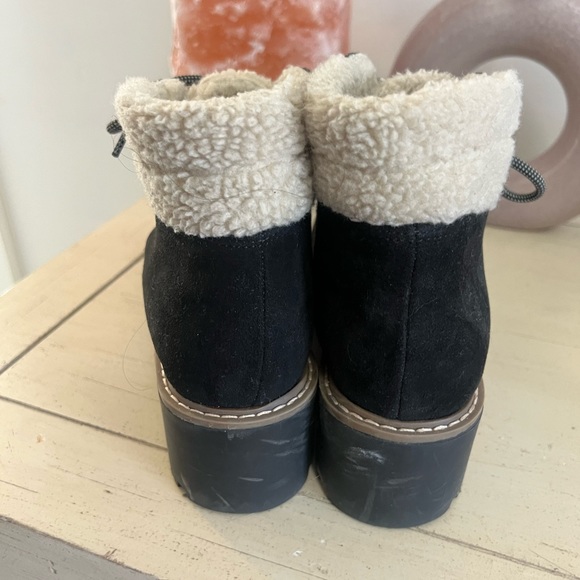 Size 7 1/2 - Picture 3 of 6